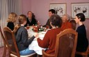 familia almoçando e rezando