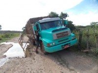 caminhão atolado