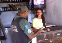 Policial com jovem