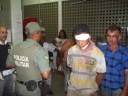 Acusado e polícia