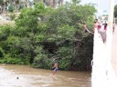 Jovens pulam de ponte