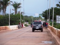 Jovens pulam de ponte