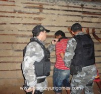 Policiais fazendo a prisão