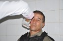 policial sendo atendido