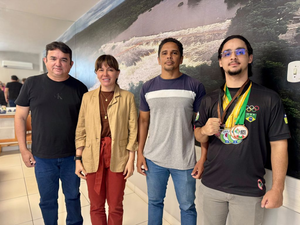 Prefeita Ivanária Sampaio recebe atletas que representarão Esperantina em competições