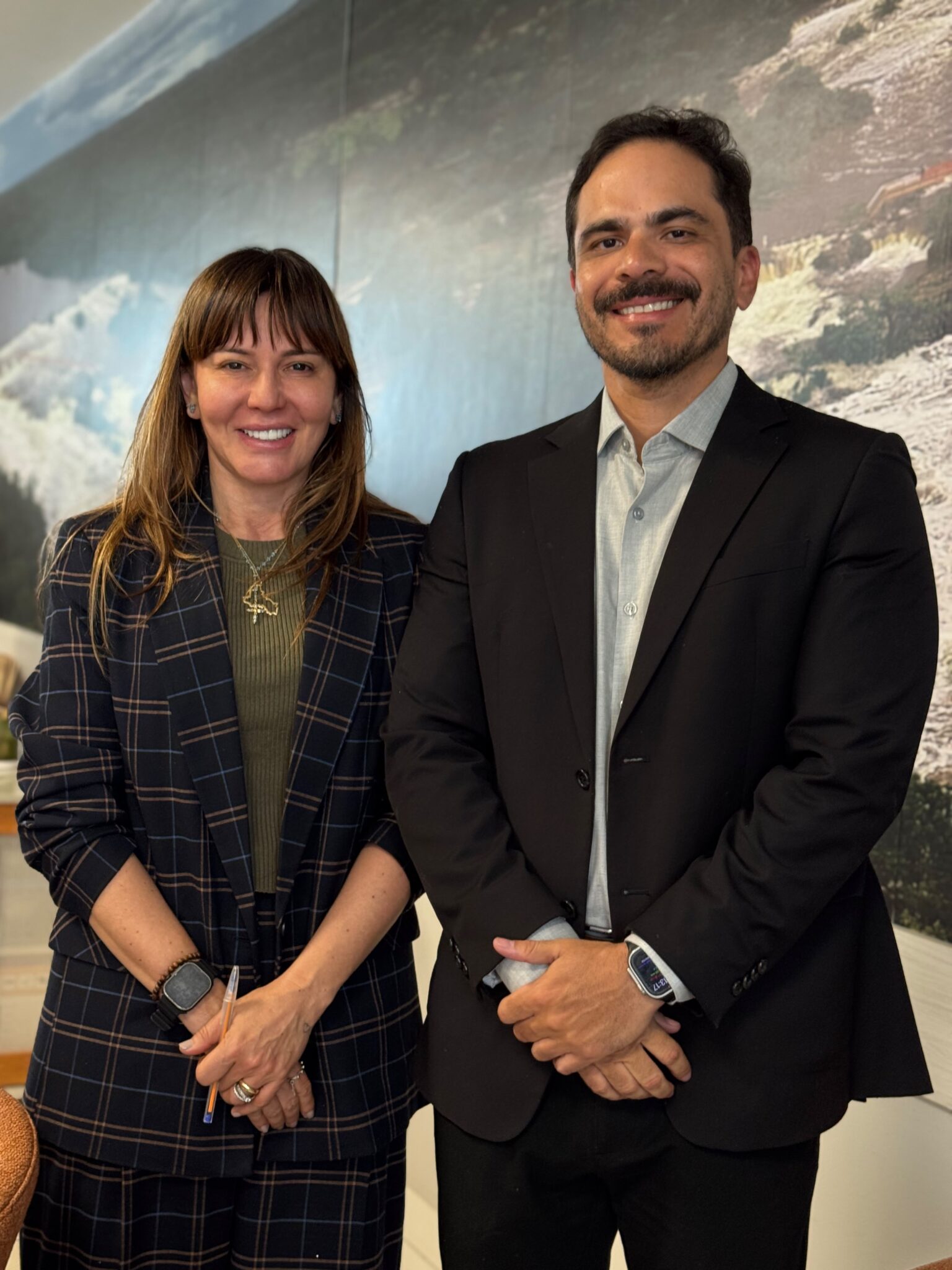Prefeita Ivanária Sampaio recebe em seu gabinete visita institucional do Promotor Thiago Queiroz de Brito