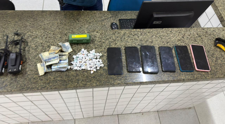 Quatro presos e 100 trouxinhas de crack apreendidas em Parnaíba