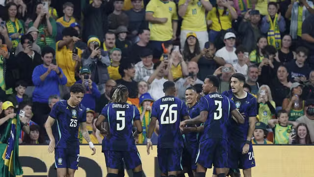 Seleção masculina supera australianos e garante primeira vitória após a disputa da Copa do Mundo